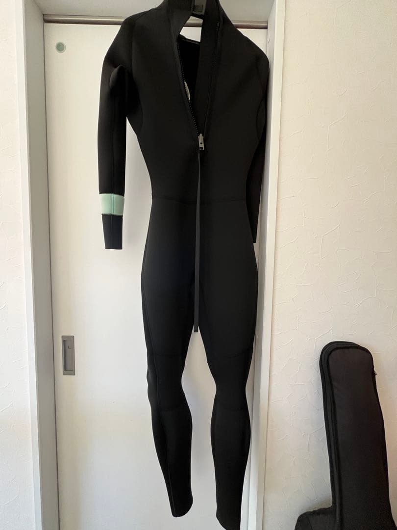 ブラック フルスーツ ミントグリーンアクセント