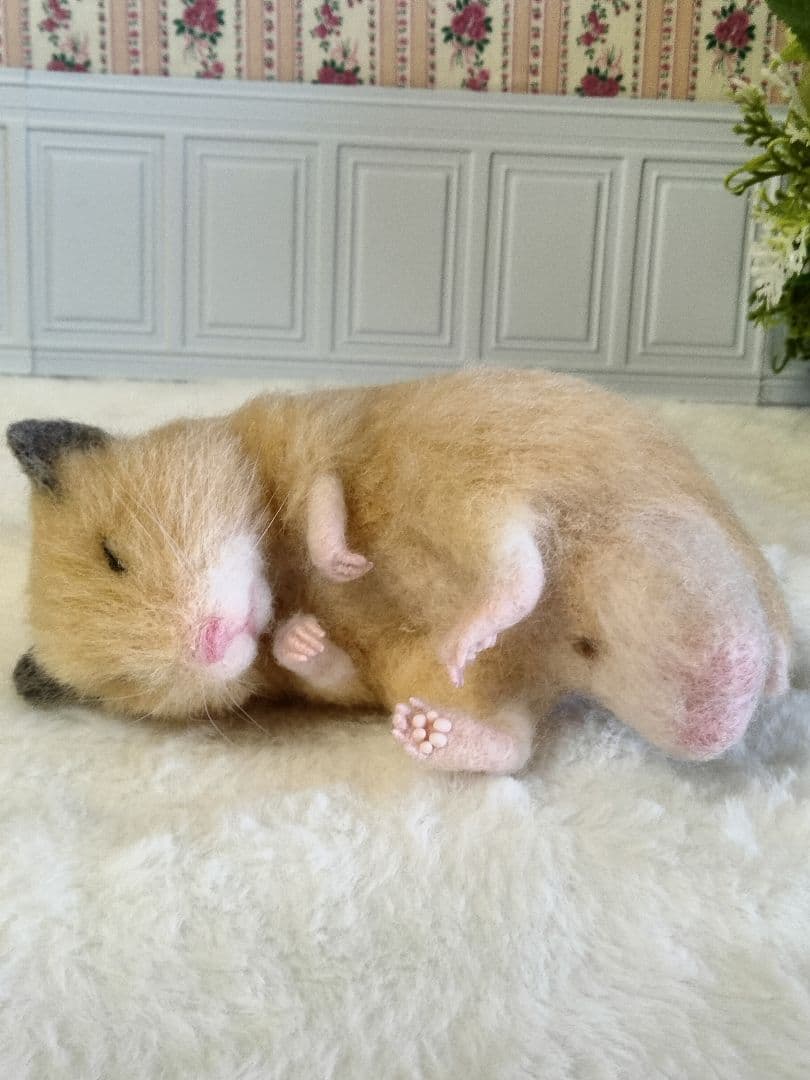 羊毛フェルト　すやすや眠るキンクマ