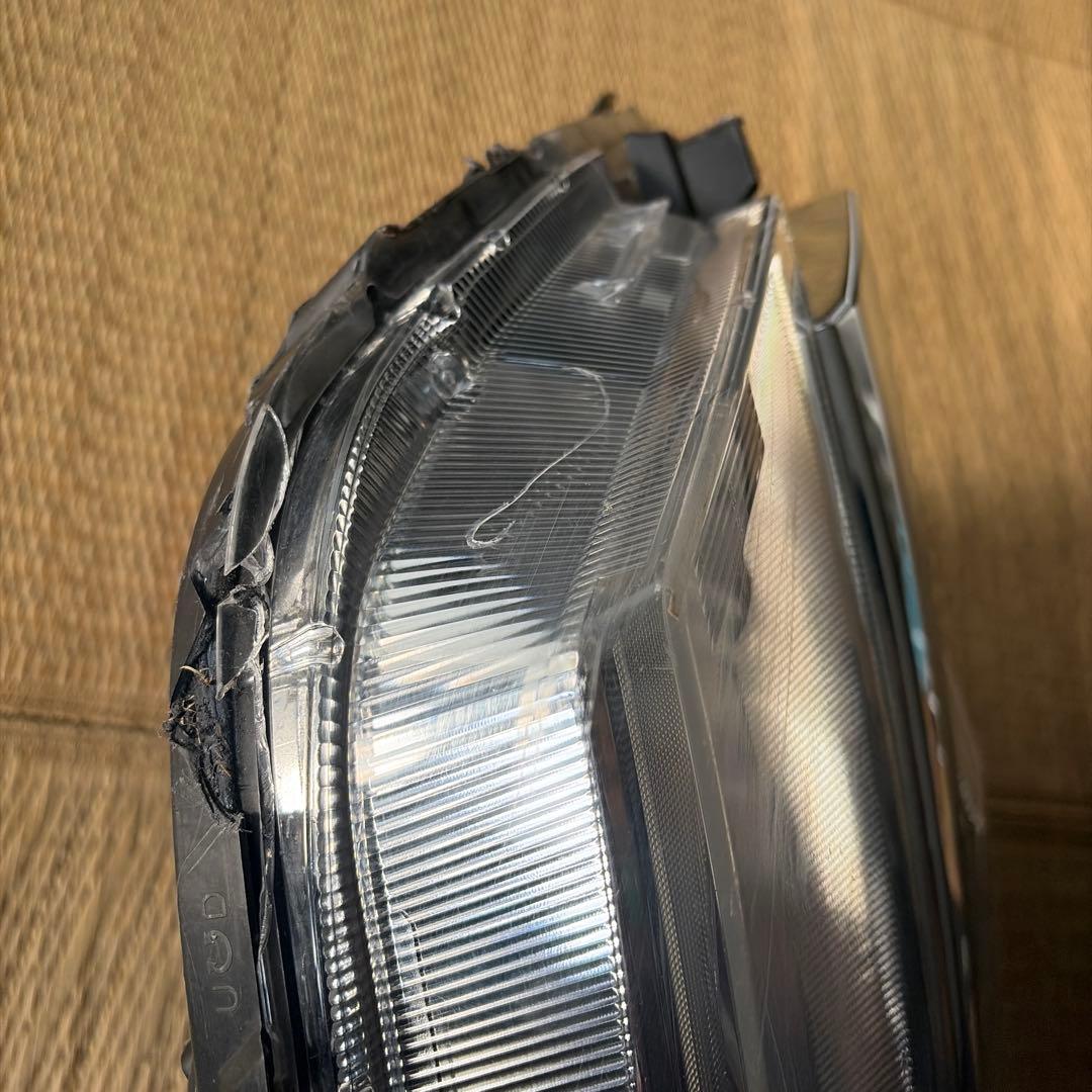 トヨタ エスクァイア ZWR80G 右ヘッドライト ジャンク品 28-241