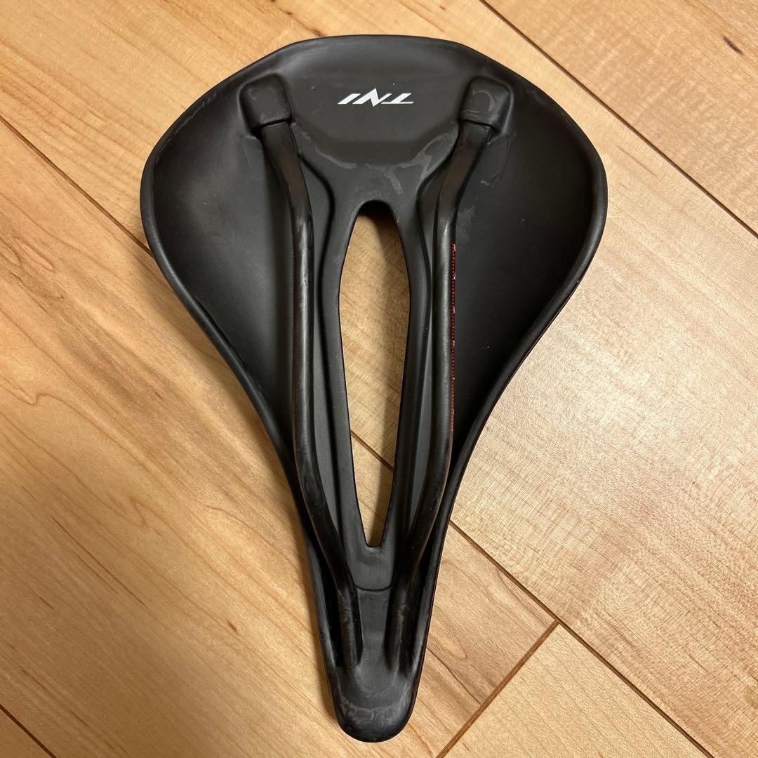 TNI LiteFly 3D カーボン サドル 黒