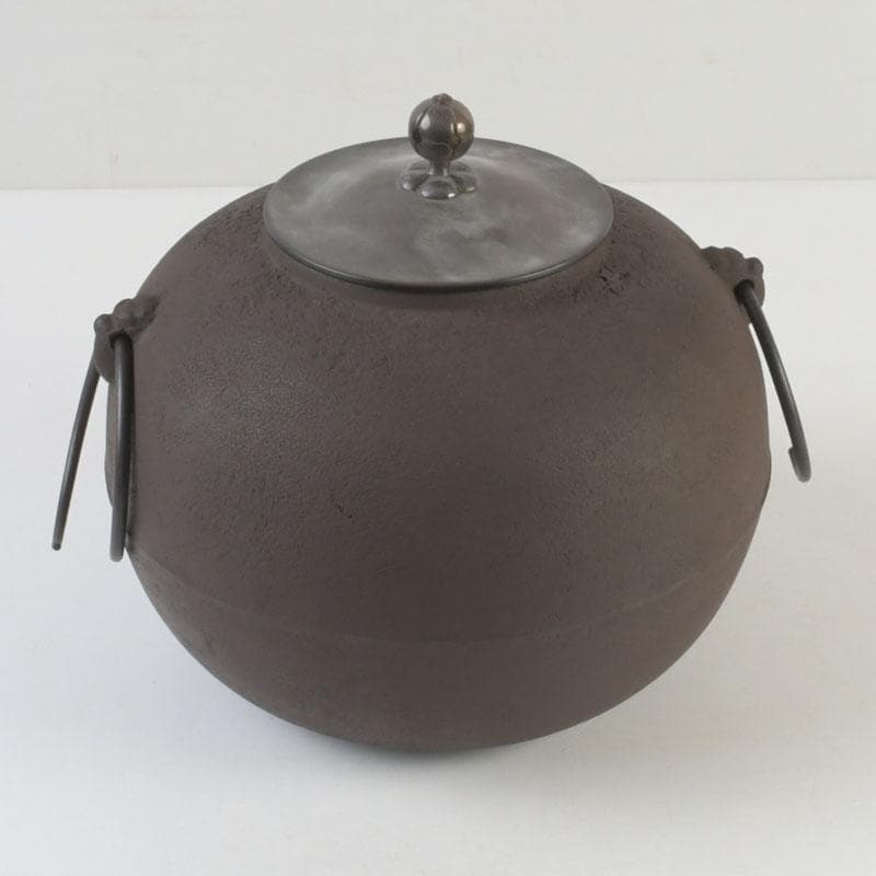 茶道具　釜師　畠春斎作　丸形釜　共布共箱　V　9899A