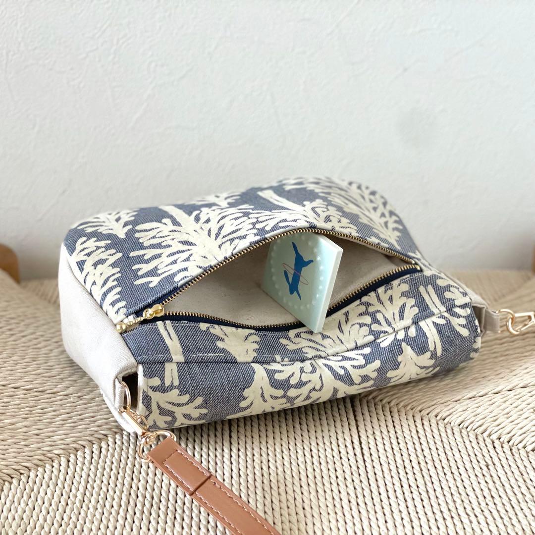 ⚮̈ミナペルホネン　metsä いっぱいポッケのフラップポシェット