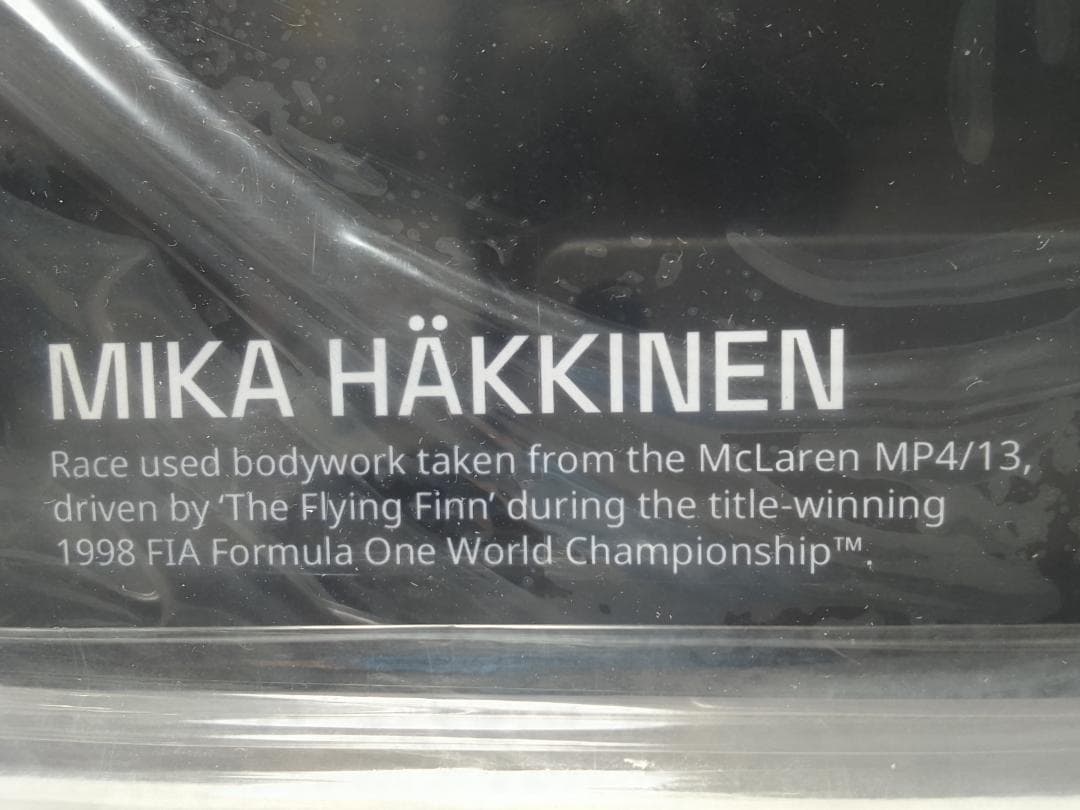 ハッキネン マクラーレンメルセデス MP4/13 実車カウルパーツ額装品