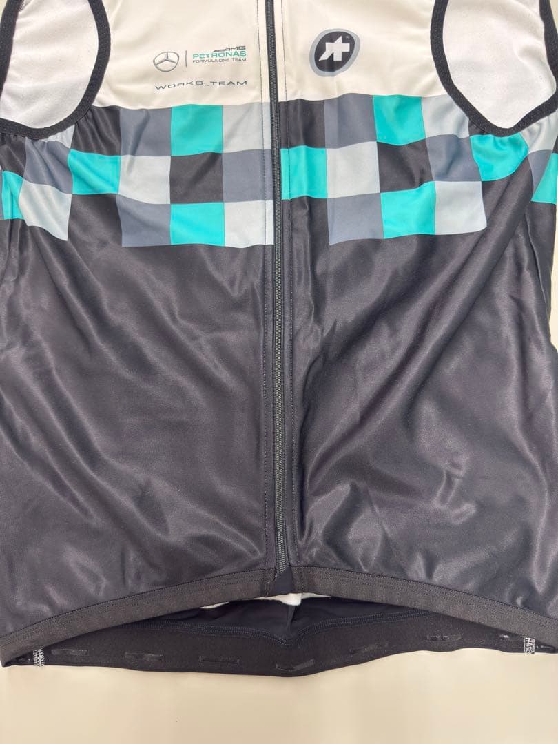 13日で出品終了　ASSOS MERCEDES AMG PETRONAS ジレ