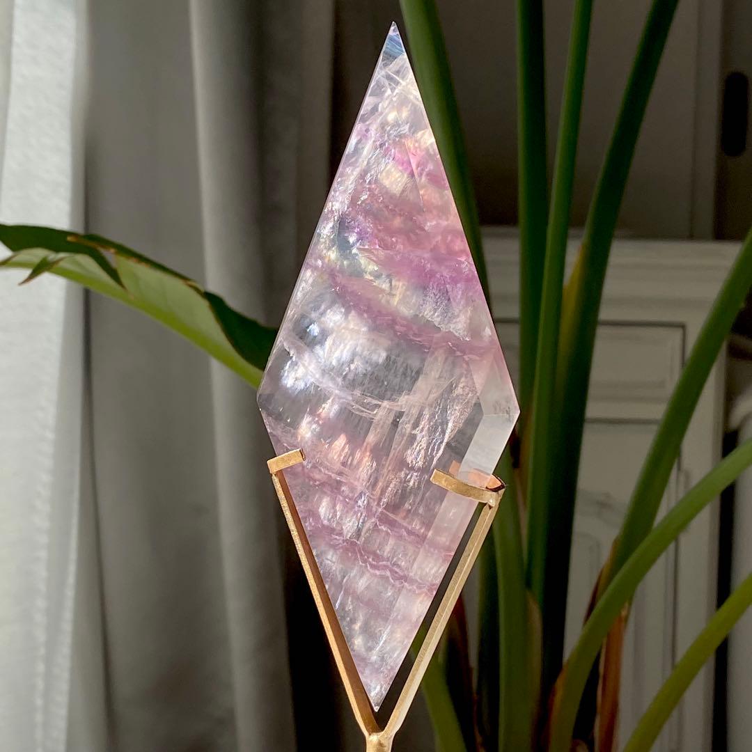 【 虹入り 美しい フローライト ダイヤ型 スタンド付き 蛍石 】