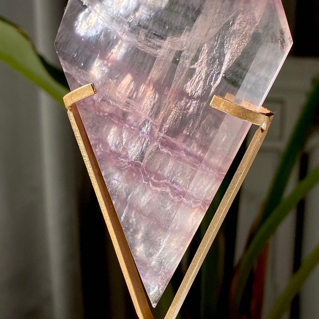 【 虹入り 美しい フローライト ダイヤ型 スタンド付き 蛍石 】