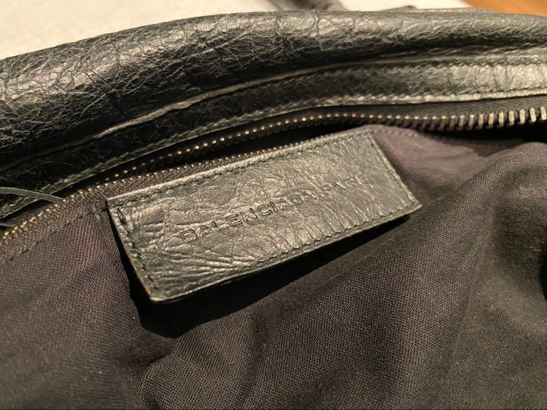 バレンシアガ　ブラックレザーショルダーバッグ