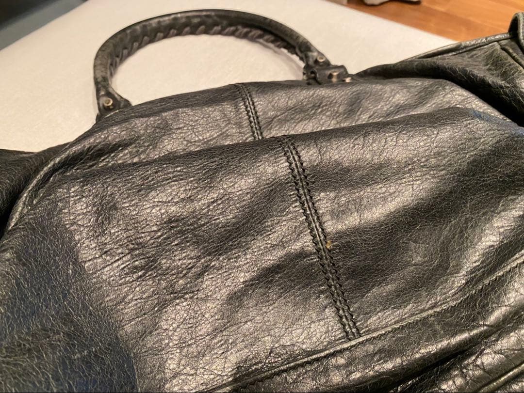 バレンシアガ　ブラックレザーショルダーバッグ