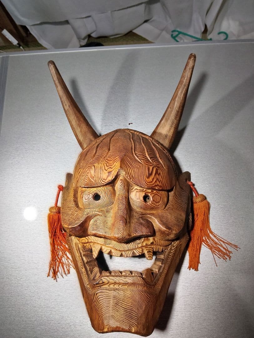 般若の面（台座付き）大迫力