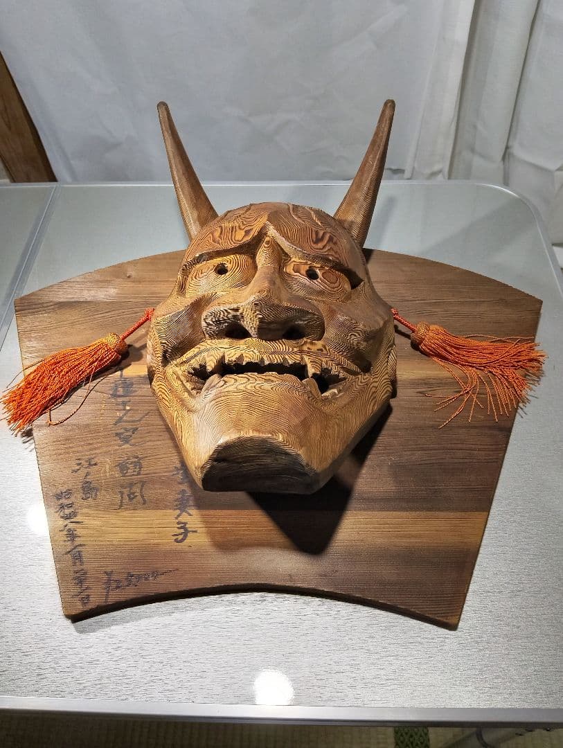 般若の面（台座付き）大迫力