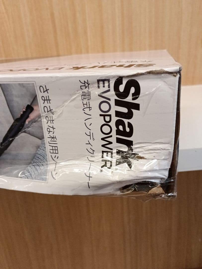 ①SHARK充電式ハンディクリーナー未使用ですが箱にダメージ有り