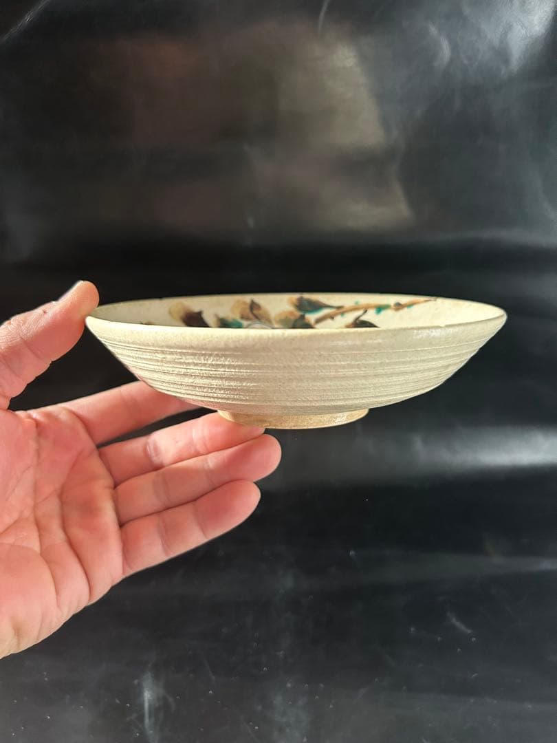 美しい古美術◾️蔵から美しい白椿の花が描かれた夏茶碗の様な楽印の陶器