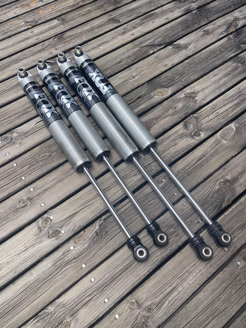 FOX パフォーマンスシリーズ 2.0 IFP ショック 2〜3インチアップ