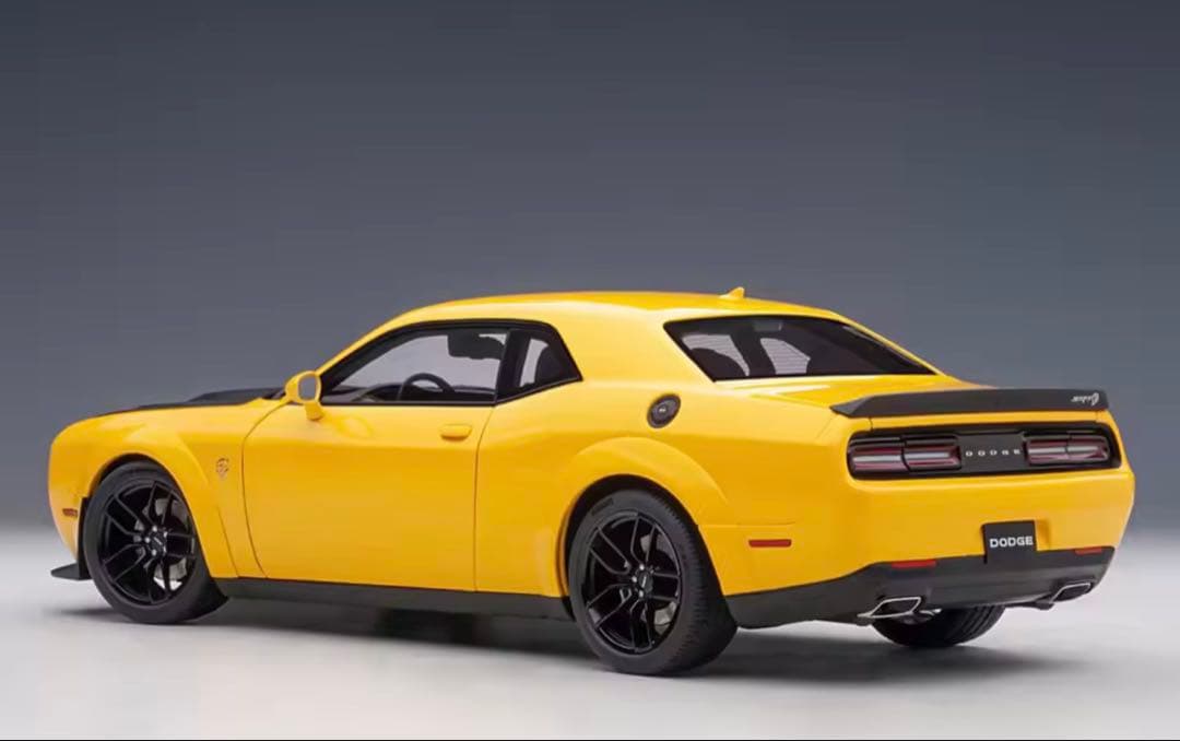 自動車 Dodge Challenger 1:18 diecast model car