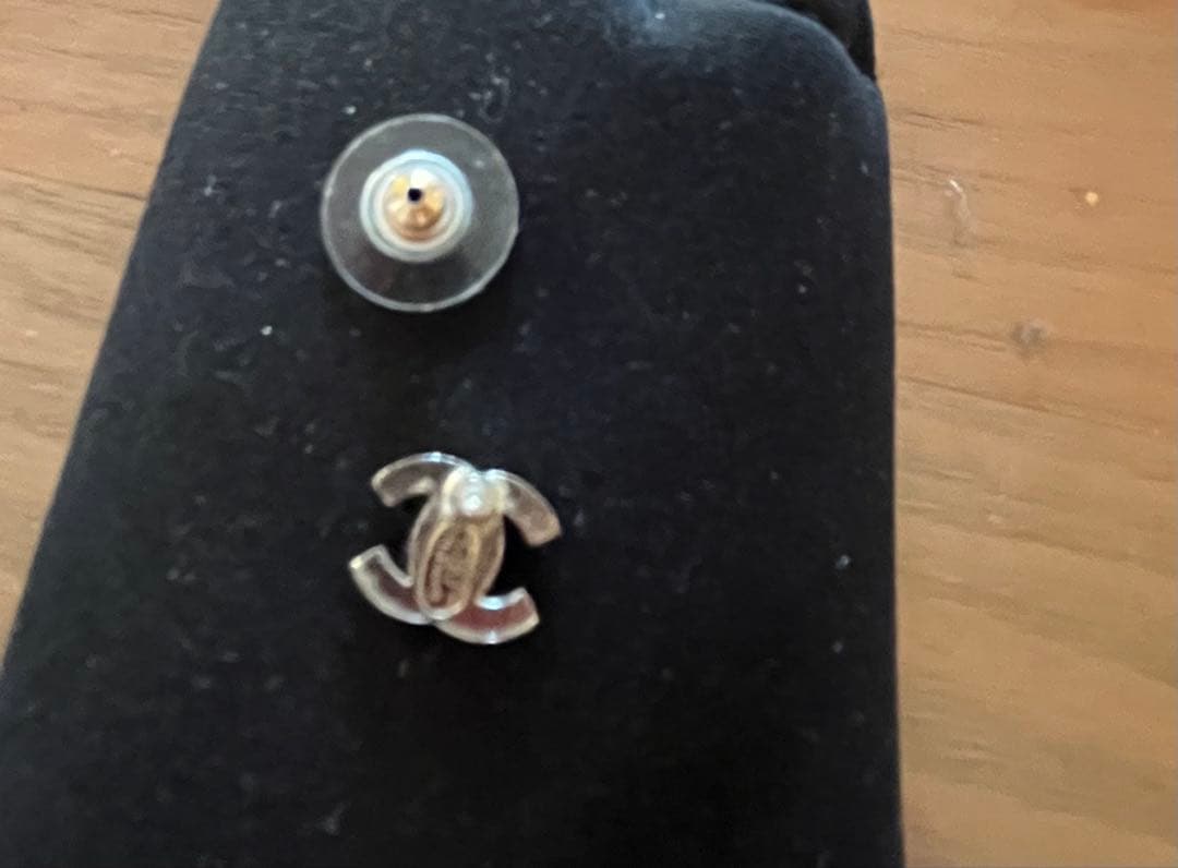CHANEL ロゴ ピアス　　片耳　お色シルバー