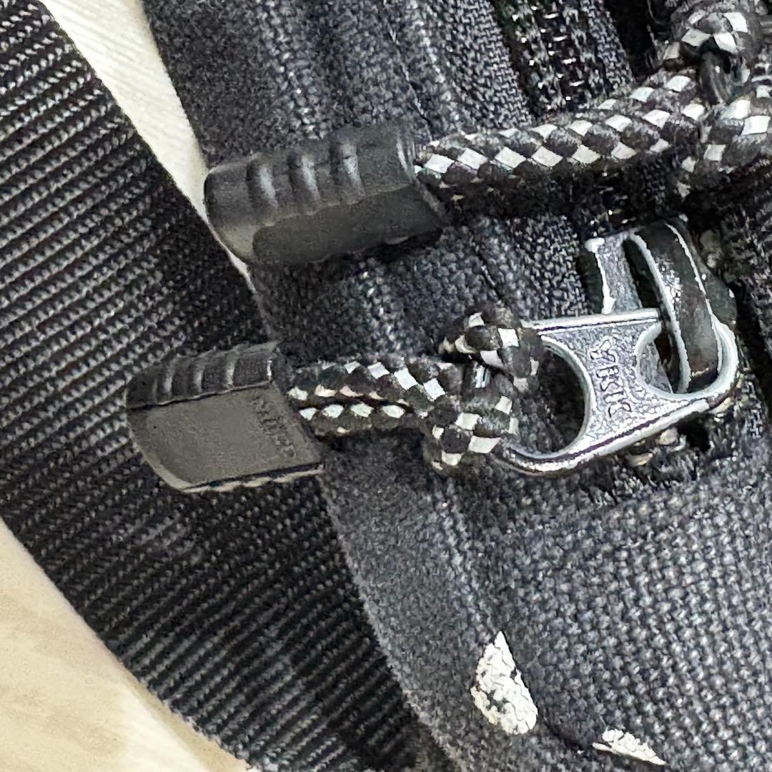 gomme フリル ボディバッグ ワンショルダー ロゴ 総柄 黒 斜め掛け