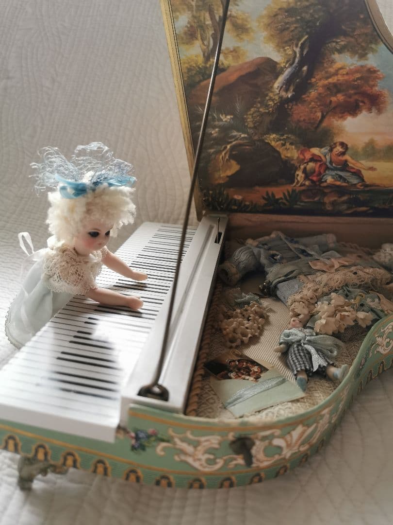 アンティーク ビスクドール ピアノ型オルゴール♬ クローゼットプレゼンテーション