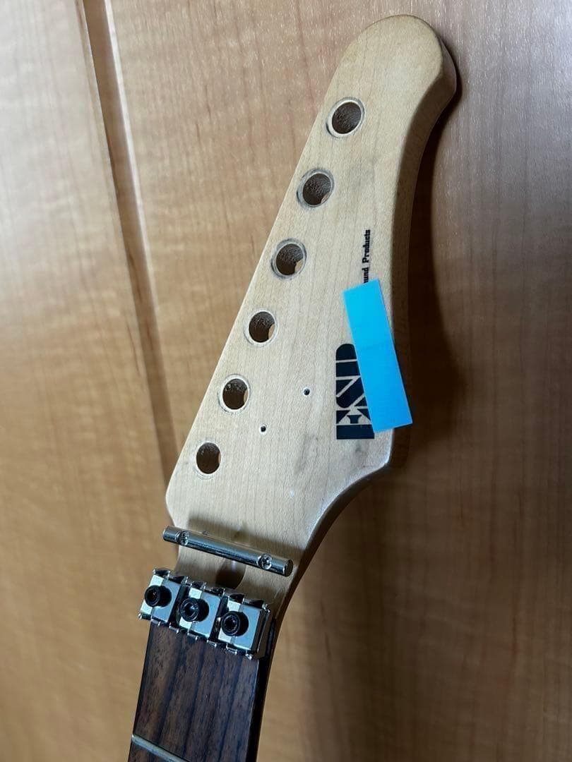 ミュージックマン風　カスタム抜け殻ギター