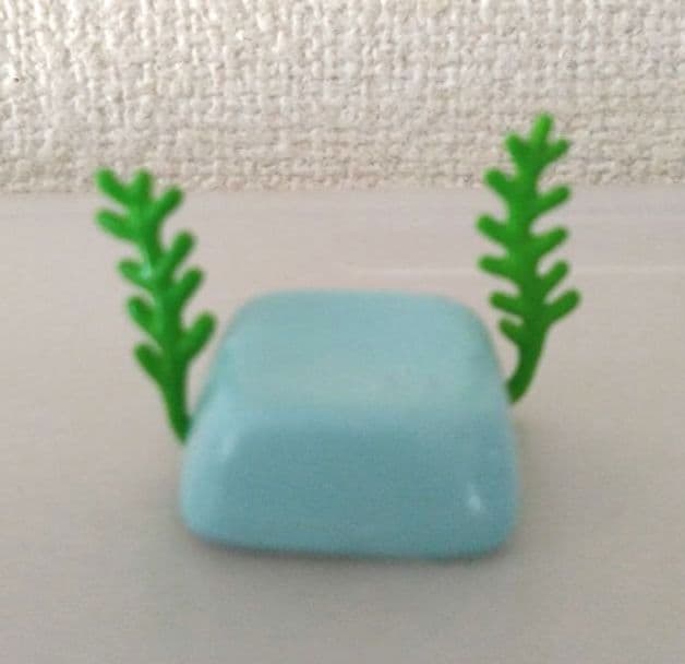 【平成レトロ】水槽で泳ぐまめゴマの置き物