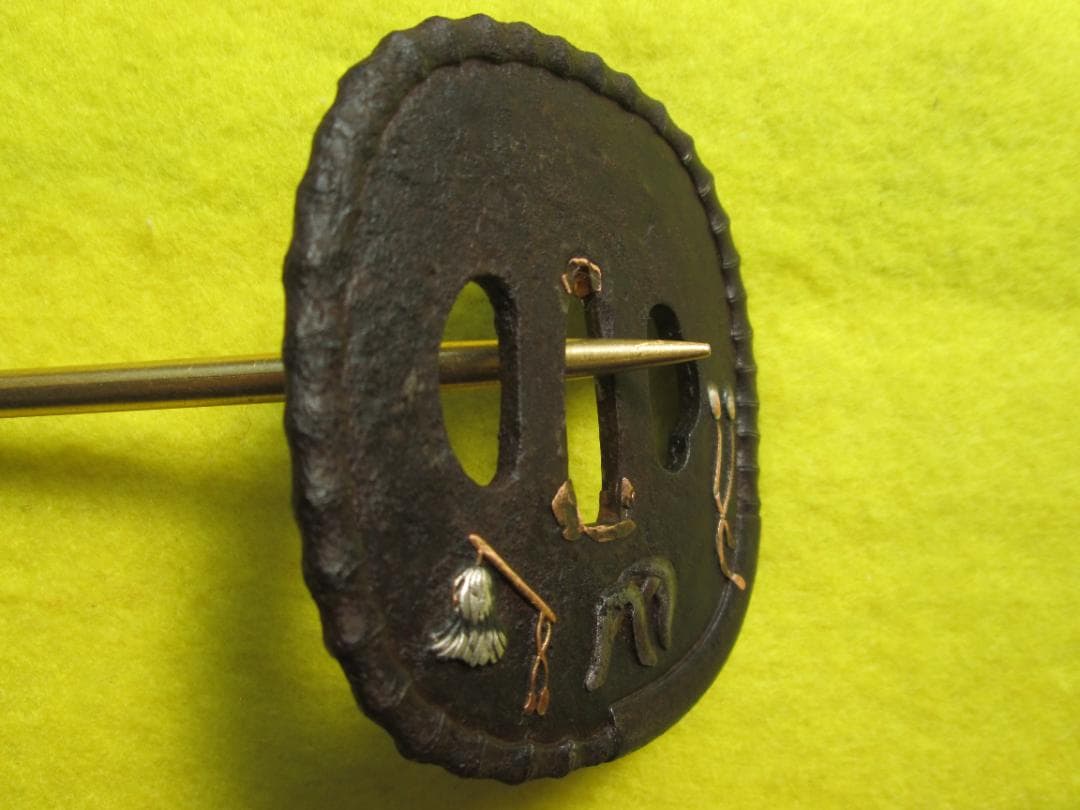 江戸期作　鍛鉄撫で四角形鍔　馬具道具の図　象嵌　責金　耳は竹鞭　音色抜群