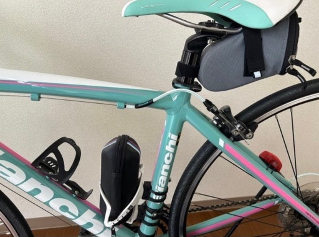 美車　ビアンキ(レディースモデル)ロードバイク　軽くて　女性片手持てる軽さ