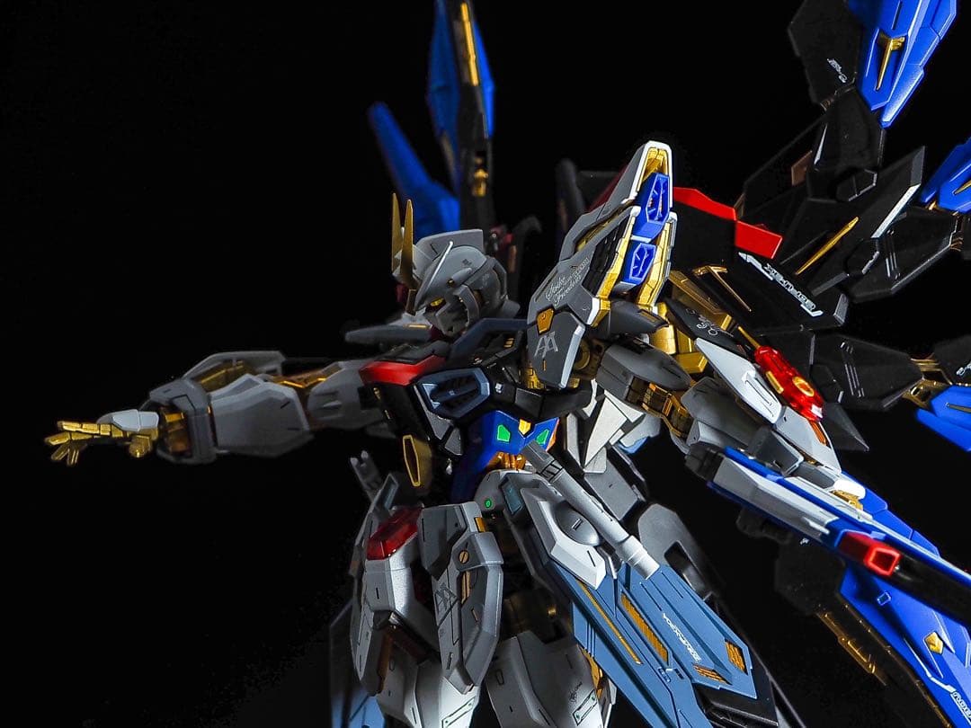 バンダイ製　MGEX ストライクフリーダムガンダム　全塗装　完成品　LED搭載