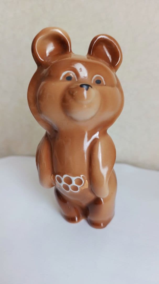 1980年代のオリンピックの熊の磁器の置物
