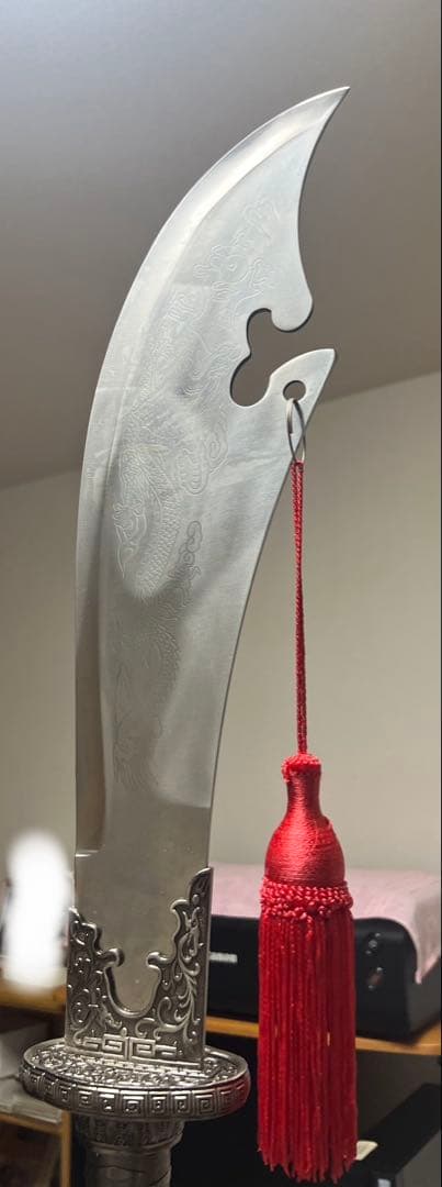 金属製の槍 赤い房飾り付き