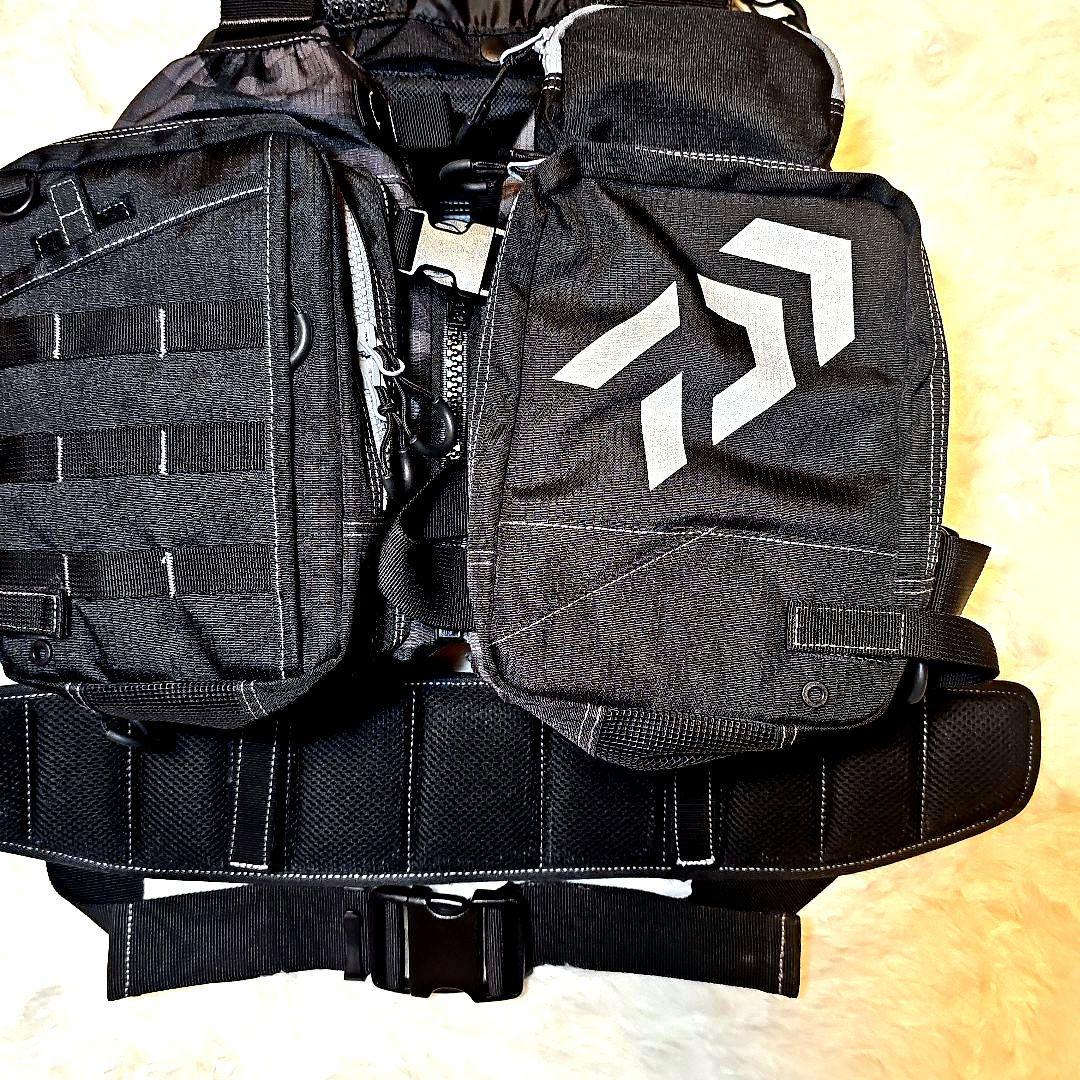 【超極美品】ダイワ ベンチクールゲームベストIV フリー DF-6109