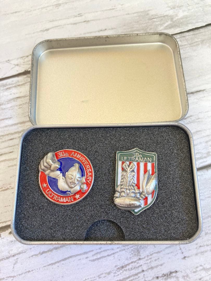 ウルトラマン　限定品　30周年　ピンバッジ