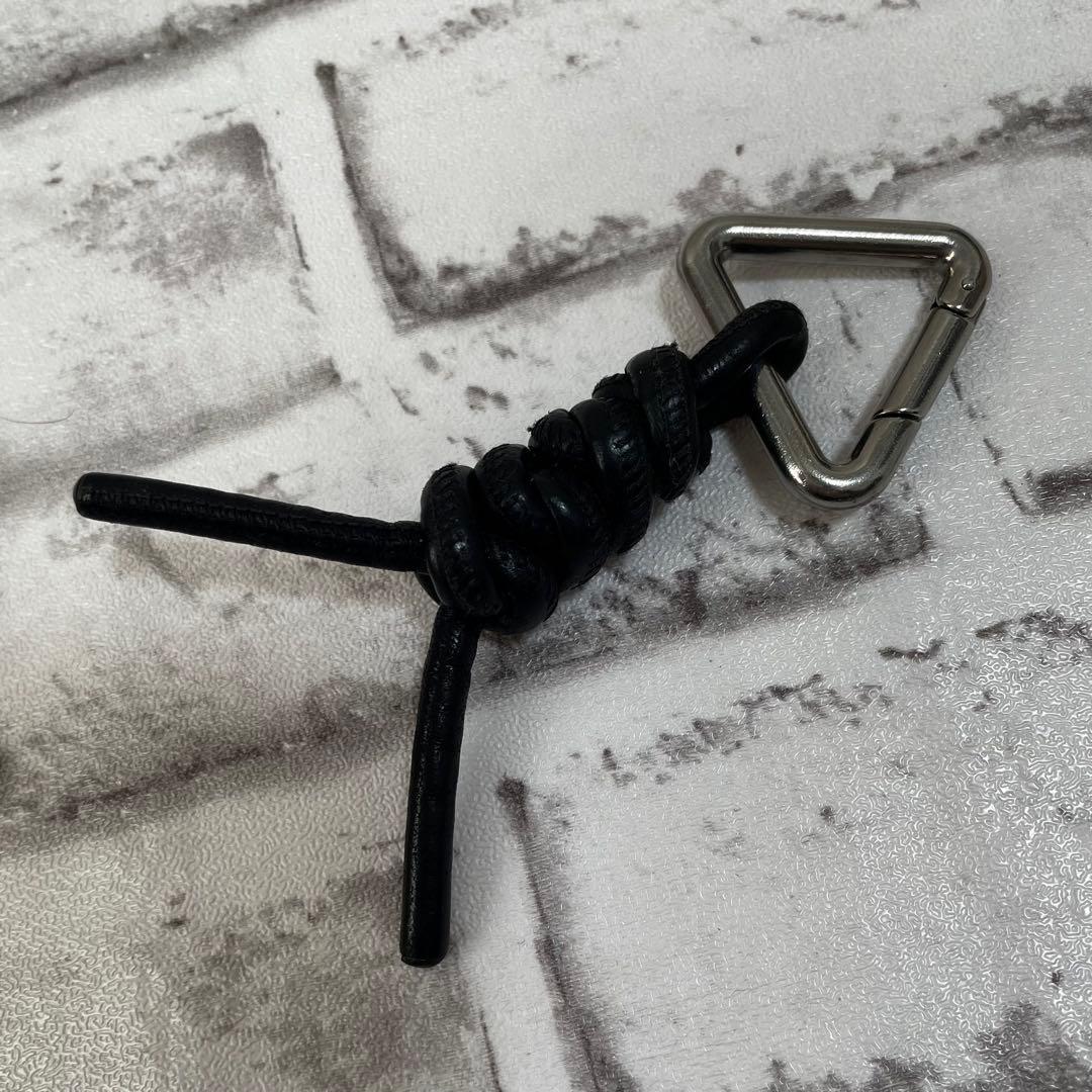 美品✨ボッテガヴェネタ　キーホルダー　トライアングル　チャーム　編み込み　黒
