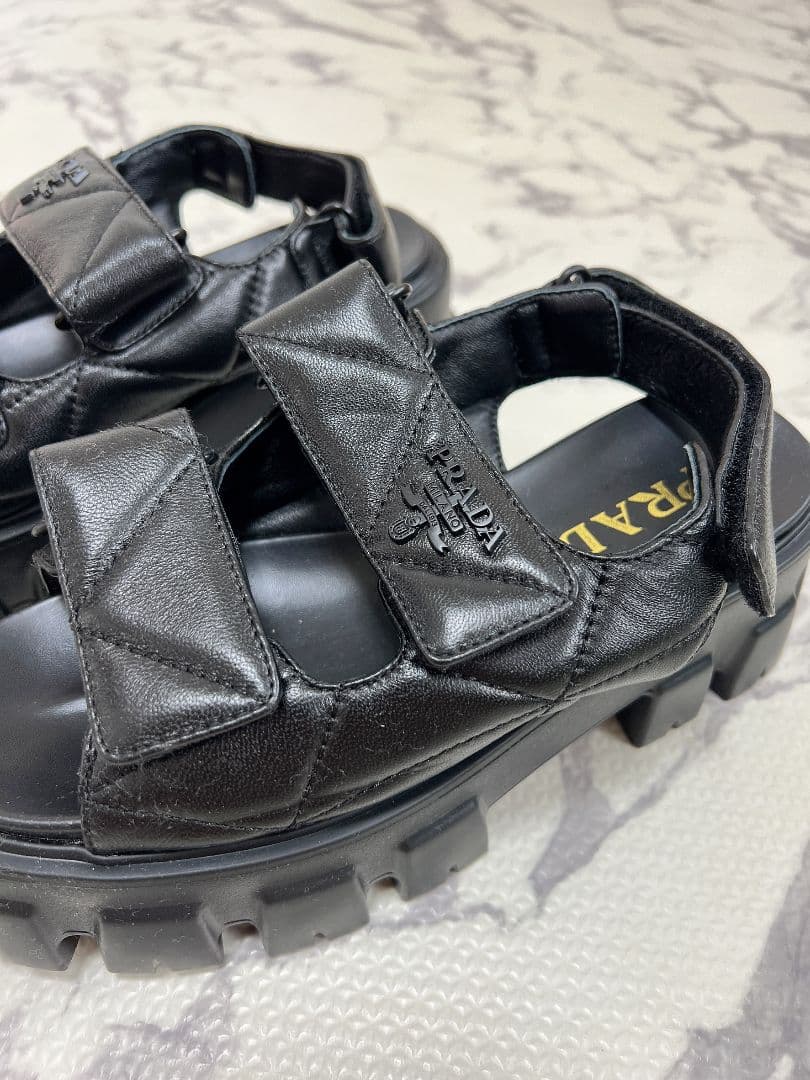 PRADAノベルティー レザー サンダル