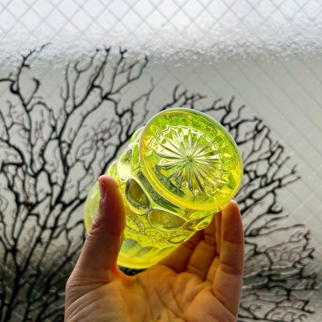 骨董　時代プレス　乳白色暈し　カナリアイエロー　コップ　ゴブレット　ウラン