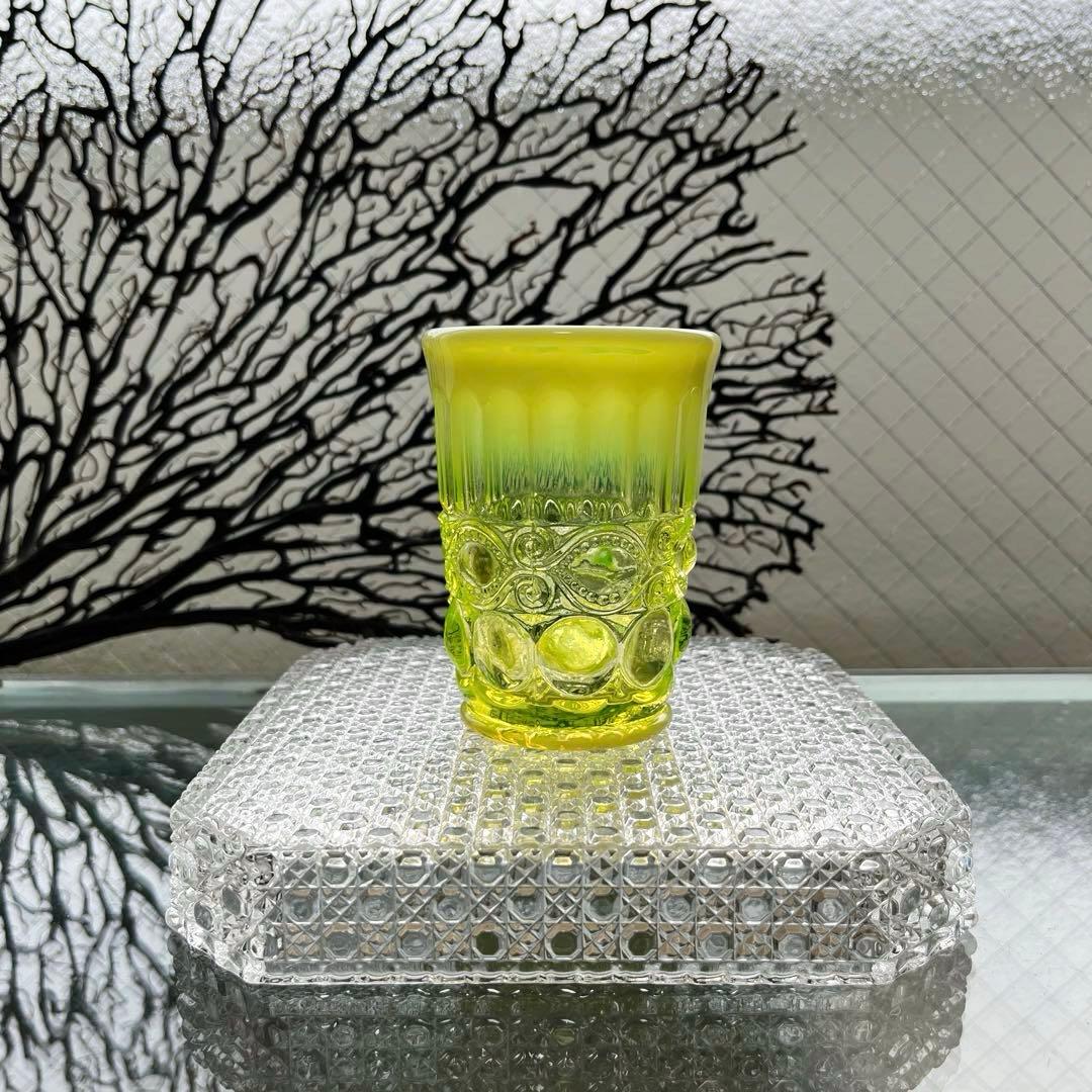 骨董　時代プレス　乳白色暈し　カナリアイエロー　コップ　ゴブレット　ウラン