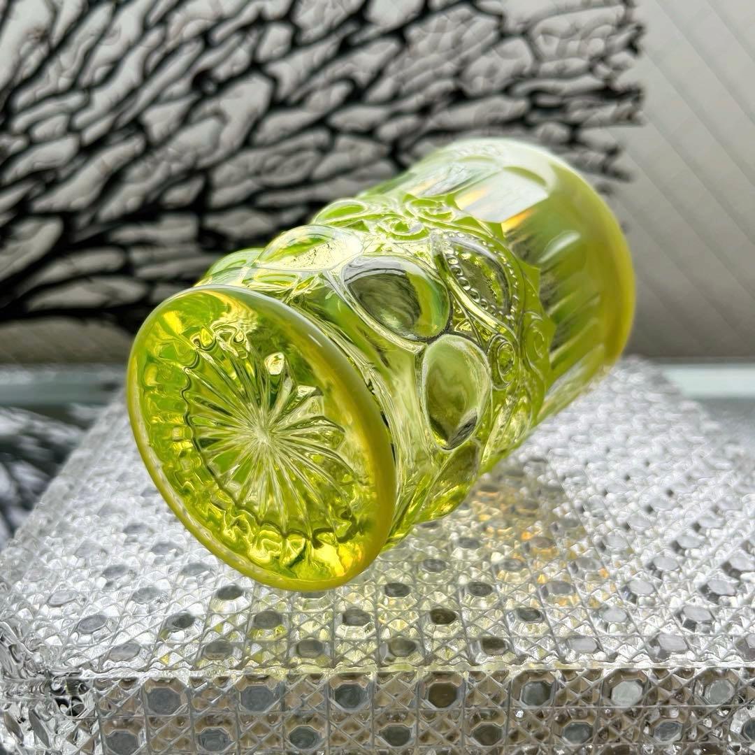 骨董　時代プレス　乳白色暈し　カナリアイエロー　コップ　ゴブレット　ウラン