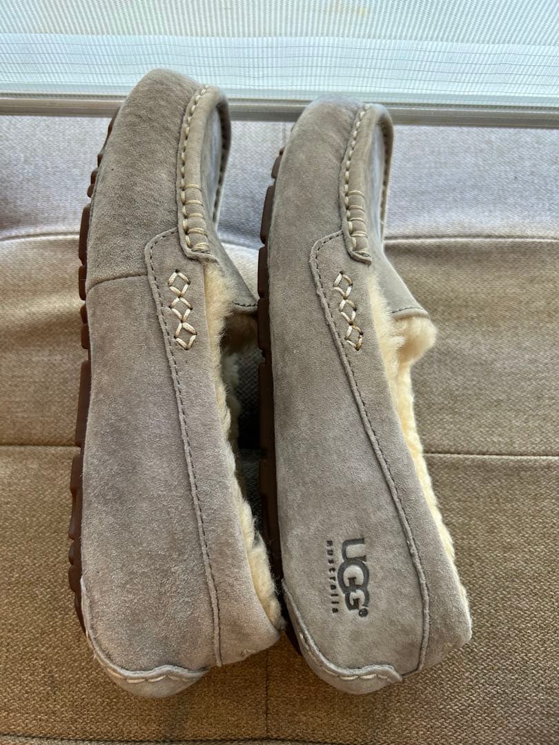 UGG グレー モカシン　新品