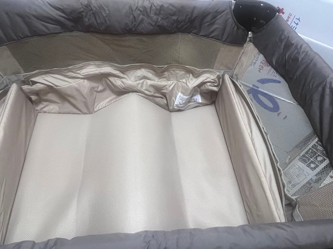 美品】アップリカ ココネルエアー ココアBR コンパクト折りたたみベビーベッド