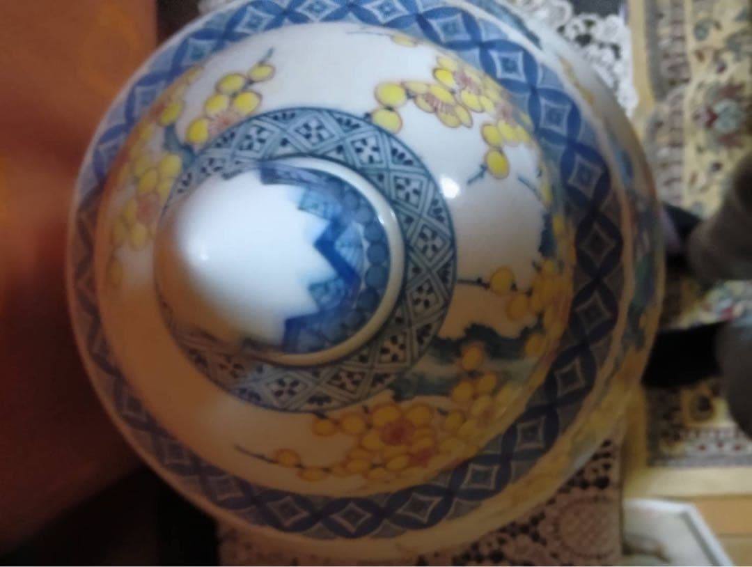 伊万里焼　花と植物の装飾 蓋付き壺