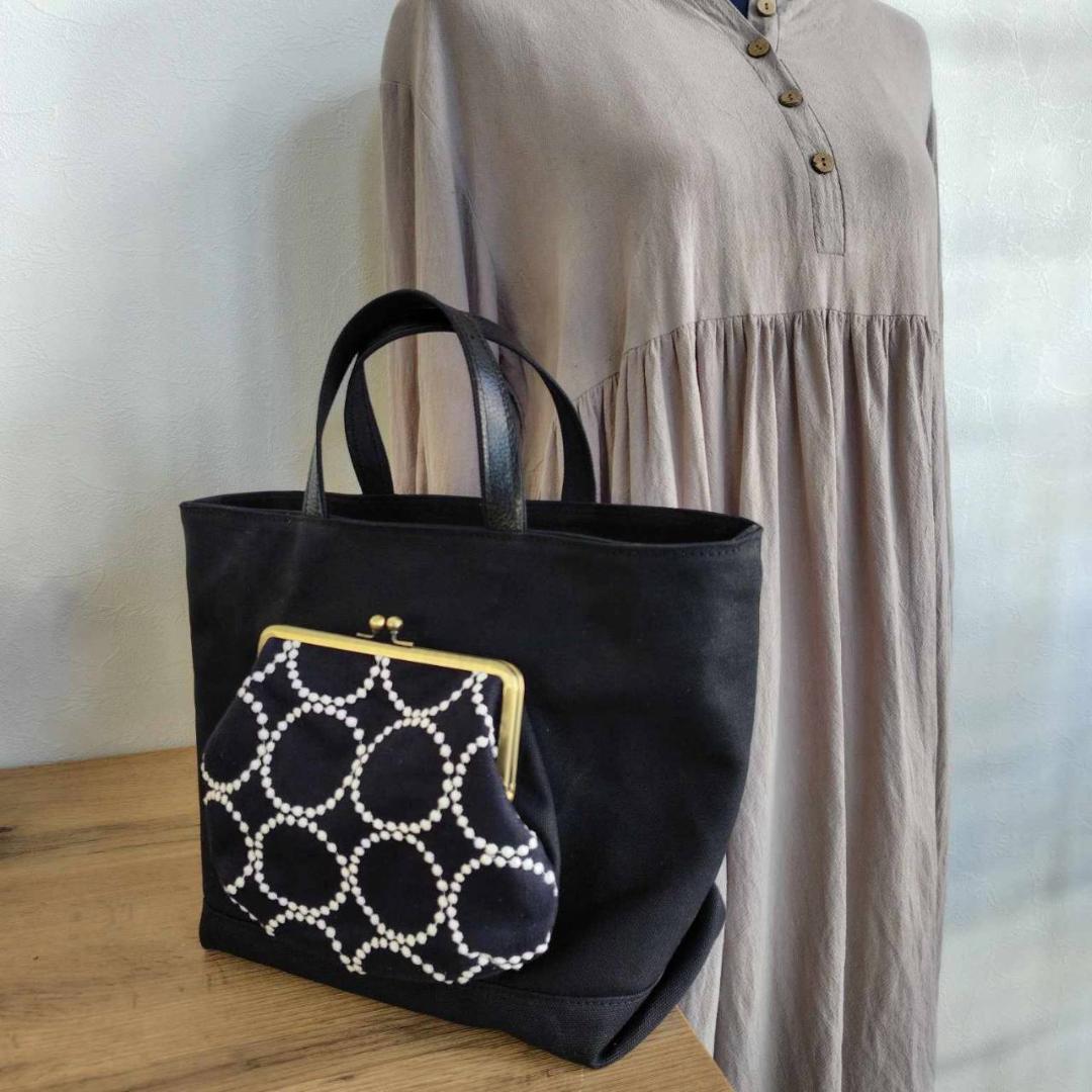 ミナペルホネン /2025タンバリンネイビー×白/がま口ポケット付きMSトート