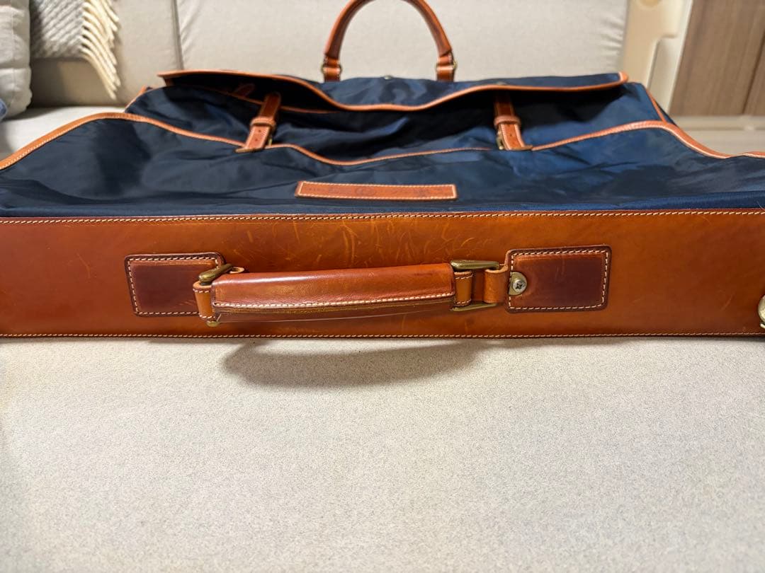 メルカリ市割中！フェリージ Felisi ナイロン ガーメントバッグ