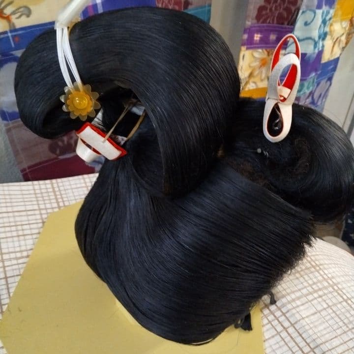 黒い伝統的な日本髪