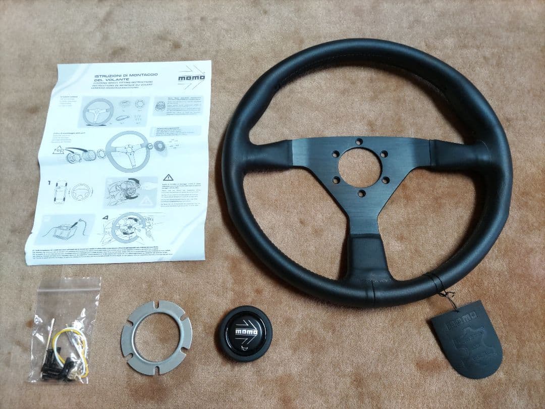 ステアリング　ハンドル　MOMO