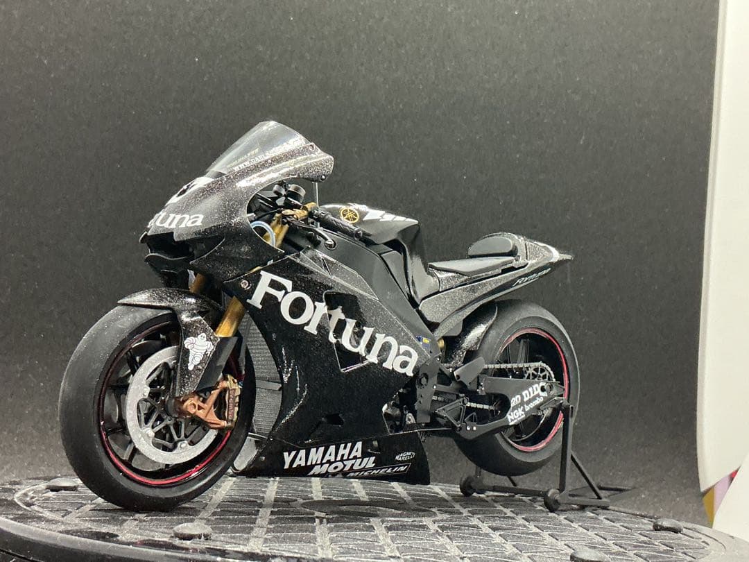 ④ テスト車両　ヤマハYZR-M1 #７カルロスチェカ　カーボン風外装プラモデル