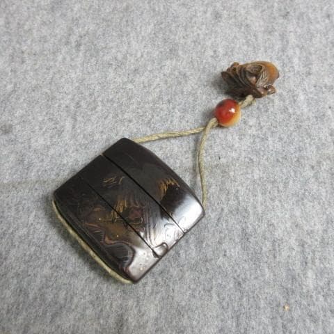 黒塗蒔絵荒波に岩鷹図印籠桃の根付 [B28159]