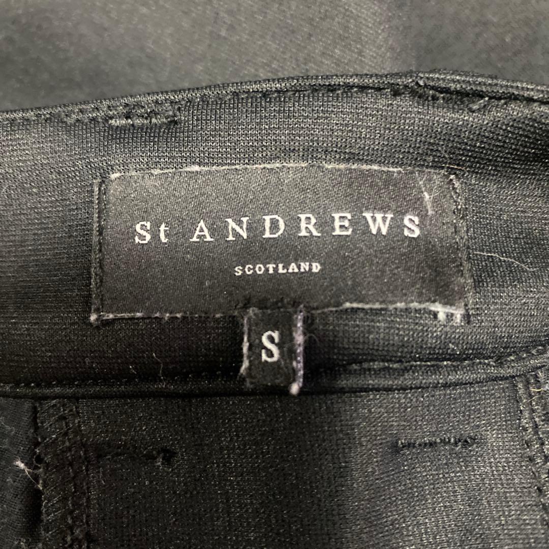 セントアンドリュース黒のプリーツスカート 花のロゴ付き