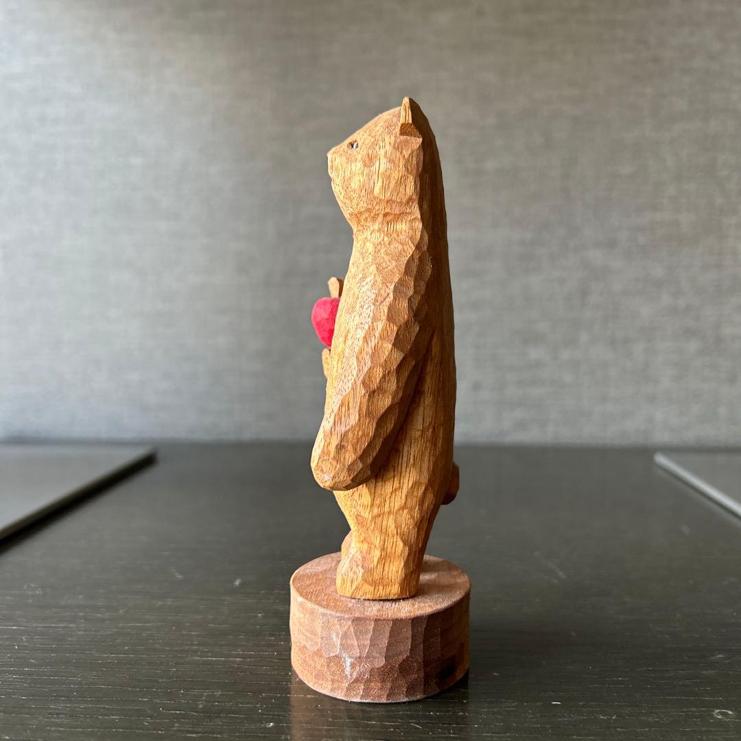 江籠正樹作　木製クマの彫刻 赤いリンゴ付き