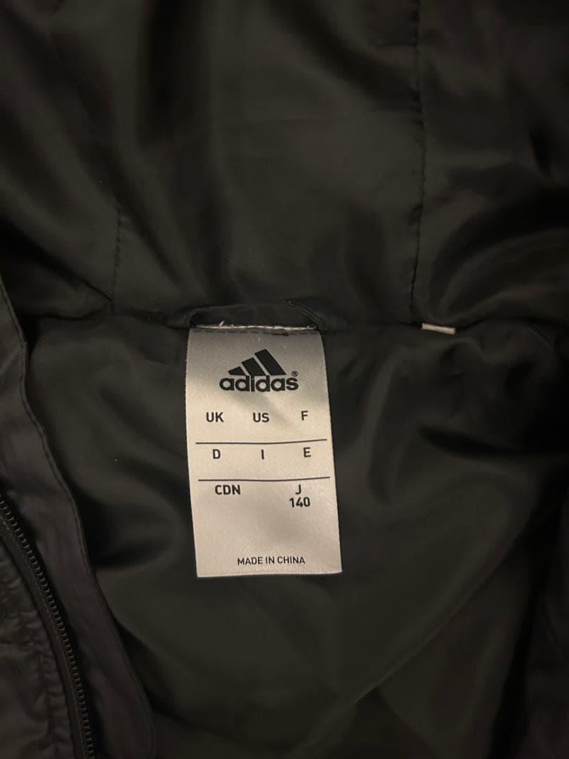 美品adidas ブラック ダウンジャケット 140