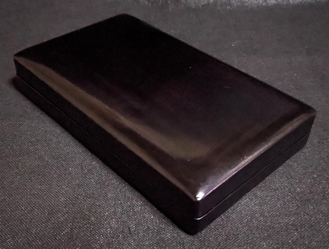 【ゆう】　　◆硯2面（端渓唐草雷廻文両面硯8吋／歙州雲龍廻文硯7.2吋）