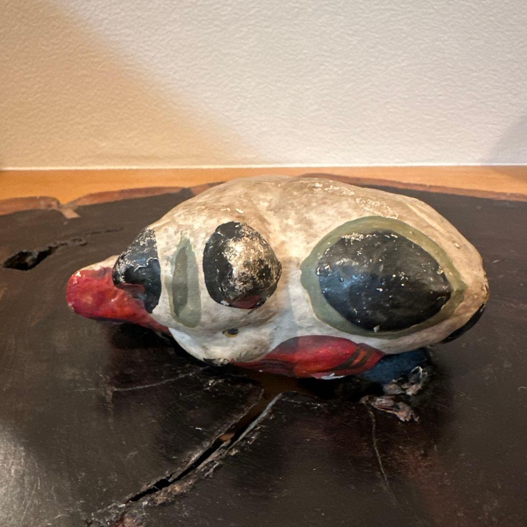 猫と赤い魚(鯛？)付きの置物