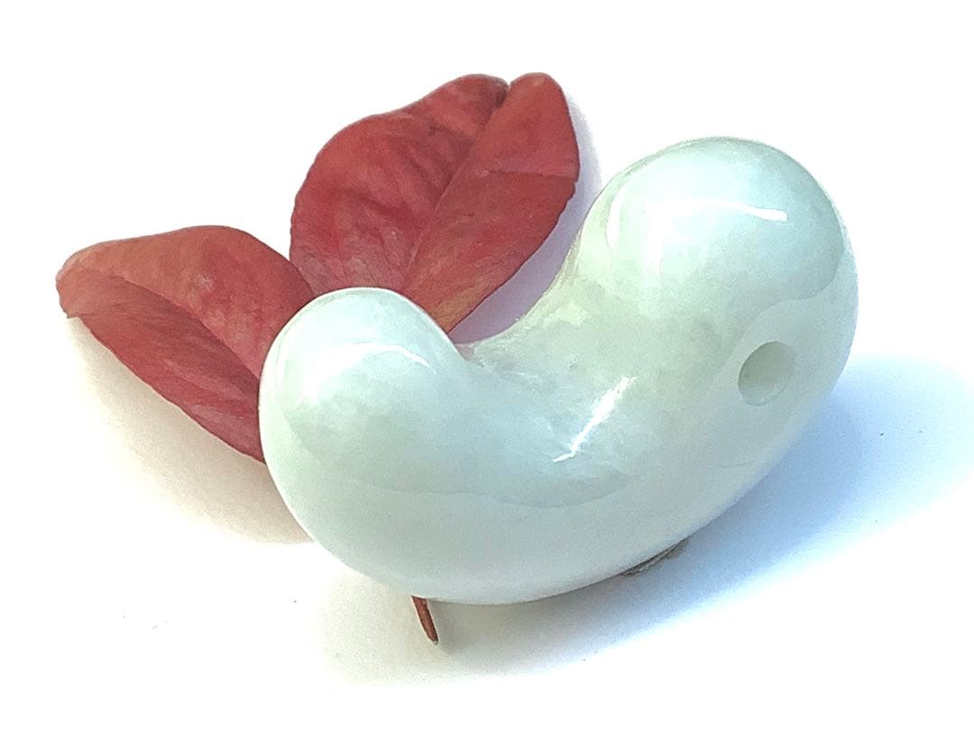 激安‼️氷*アイスジェイド糸魚川翡翠勾玉　何処にも無いお値段で‼️本物鑑別書取得品‼️